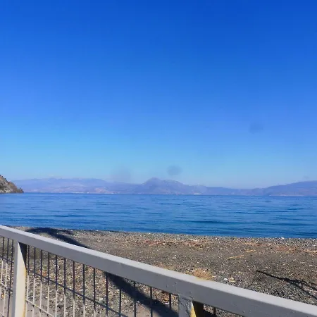 Palm Tree House By The * Skhoínos