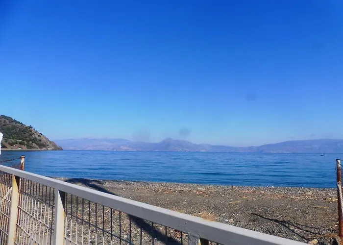 Palm Tree House By The * Skhoínos