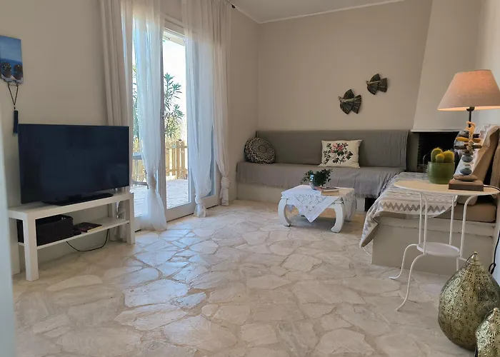 Palm Tree House By The Skhoínos